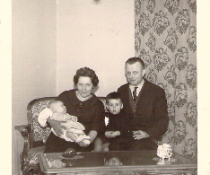 mes grands-parents paternels et moi